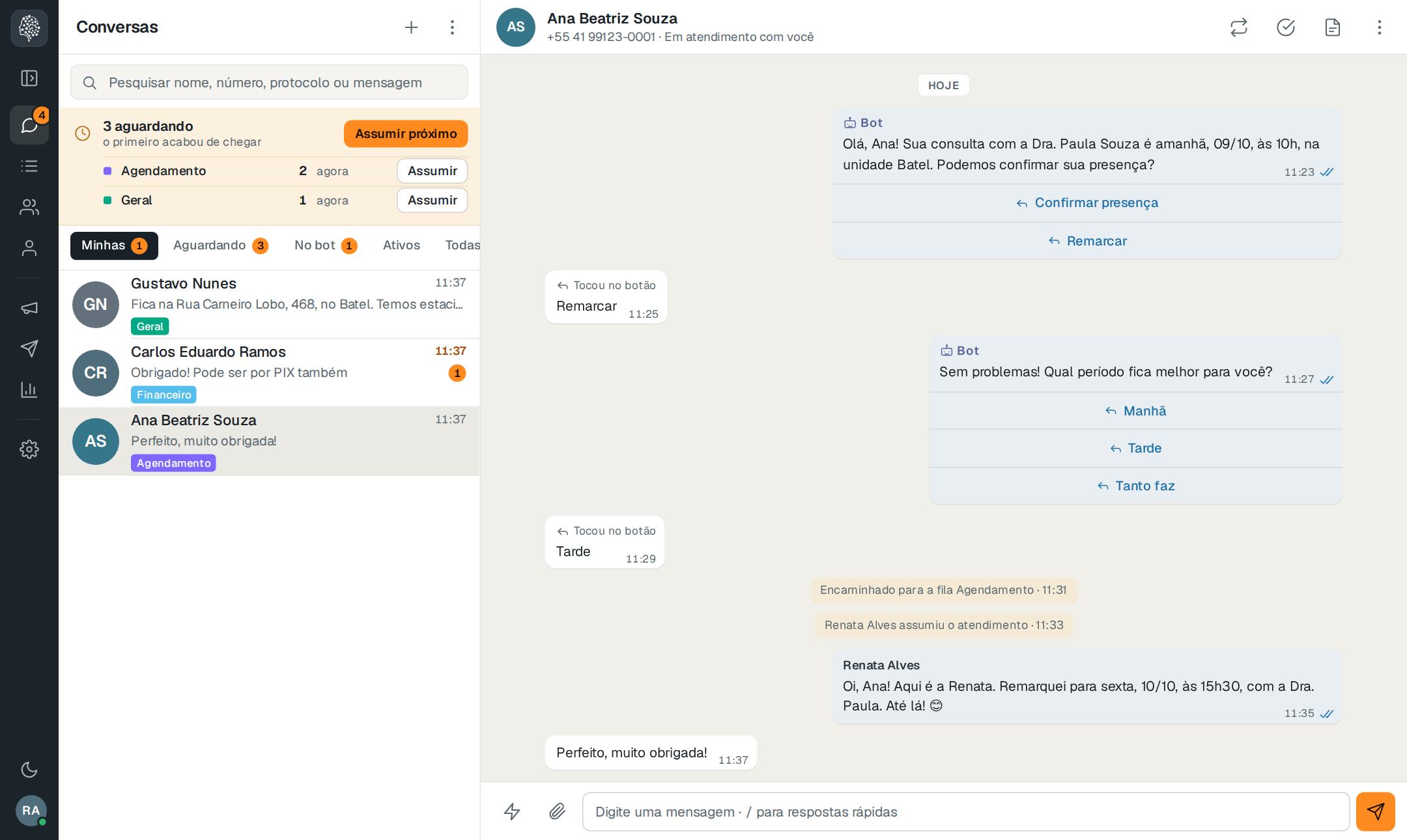Tela de conversas do ChatIQ: lembrete de consulta com os botões Confirmar presença e Remarcar, a paciente toca em Remarcar, escolhe o período por botão e uma atendente conclui a remarcação.